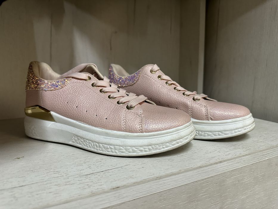 Продам рожеві кросівки