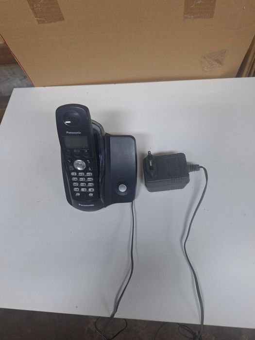 Telefon stacjonarny Panasonic.