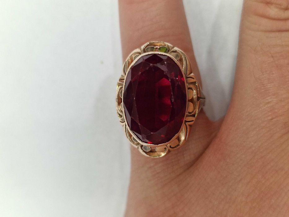 Złoty pierścionek damski/ 585/ 8.56 gram/ R18/ Korund/ 1963-86