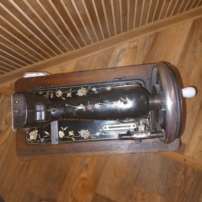 Продам антикварную швейную машинку VESTAZINHA