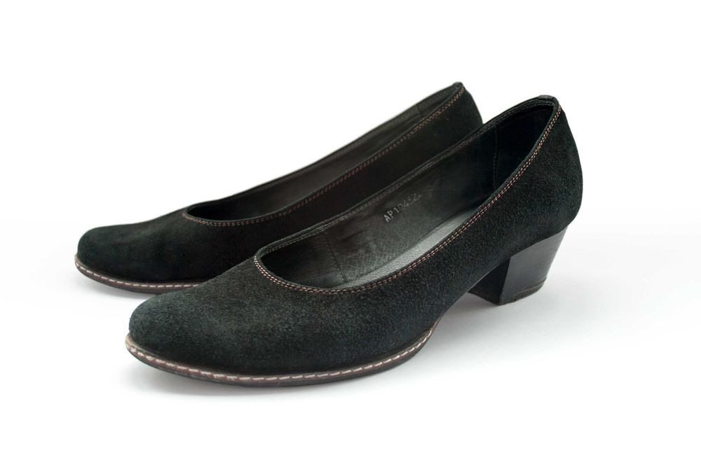 Польські замшеві туфлі-човники на невеликих підборах