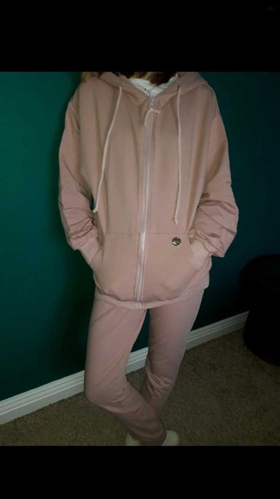 Dresy w kolorze pudrowego różu 36 na 38  produkcji Polskiej