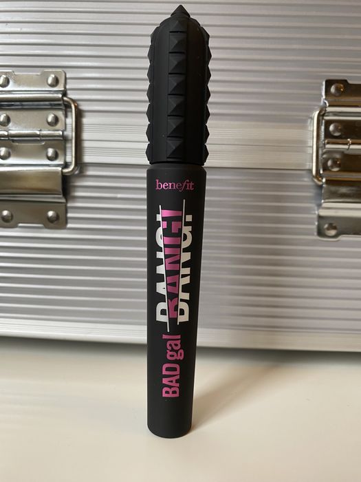 Tusz do rzęs BAD gal Bang Benefit w kolorze czarnym
