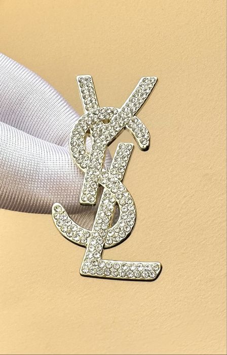 Broszka z cyrkoniami Logo