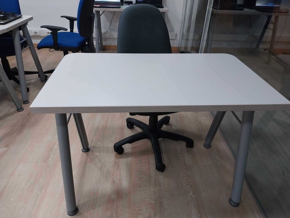 secretárias e outras mesas