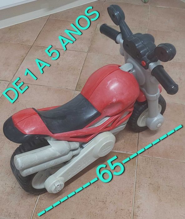 MOTA CRIANÇA BRINCAR,EXERCITAR o EQUILIBRIO. Casa Rua Jardim Terraço Infantário.