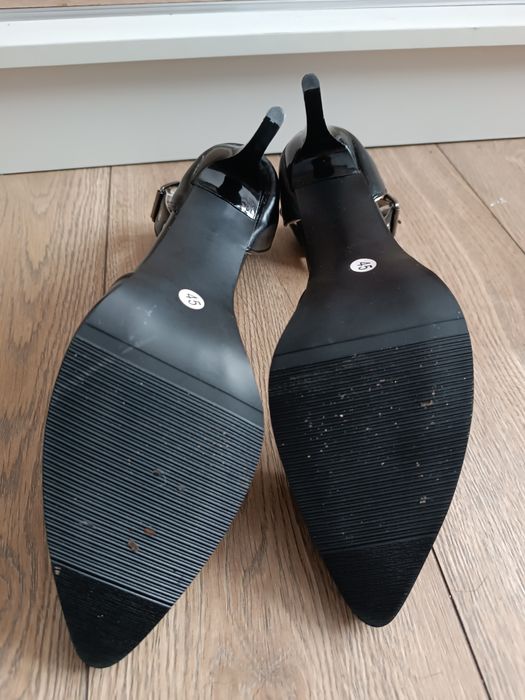 Czarne czółenka z paskiem