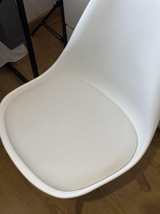 cadeira estilo nordico branca e madeir
