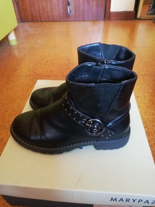 Botas menina tamanho 32 em excelente estado. Muito pouco usadas.Pretas