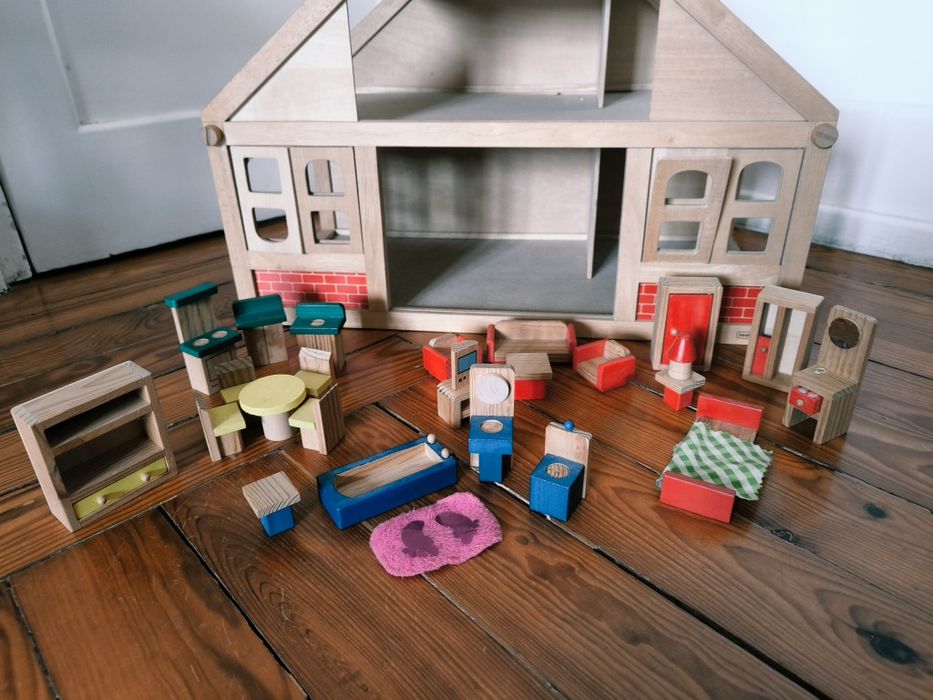 Casa de bonecas de madeira