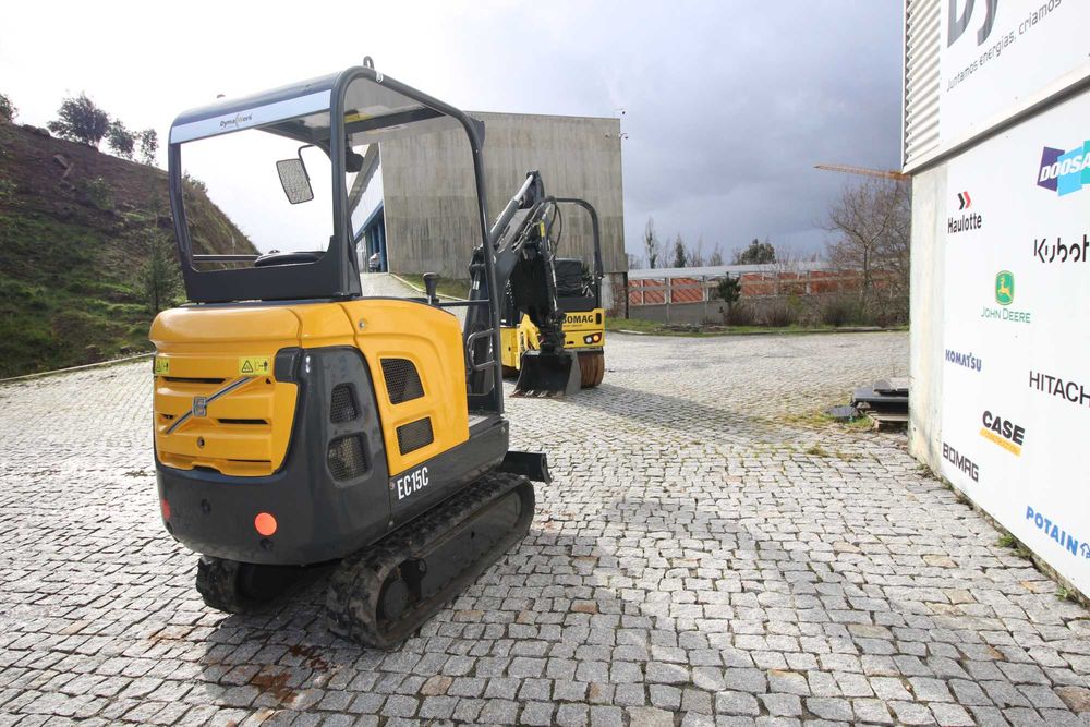 Minigiratória de Rastos com Garra Volvo EC15