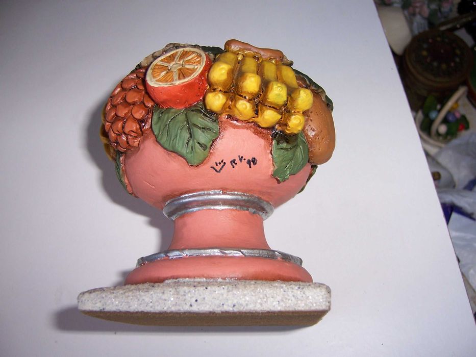 Par de castiçais em barro com decoração de frutas