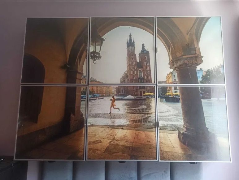 Piękna przeszklona szafka wisząca z Krakowskim Rynkiem