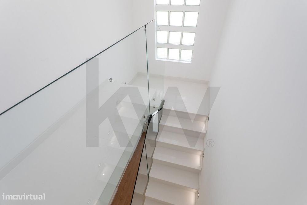 Charmosa Moradia T5 com Jardim Totalmente Remodelada -  Sassoeiros, Ca