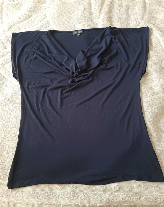 Красивая темно-синяя футболка с драпировкой