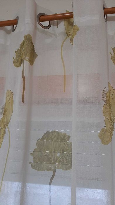 Cortinados translúcidos com ilhós em cor inox