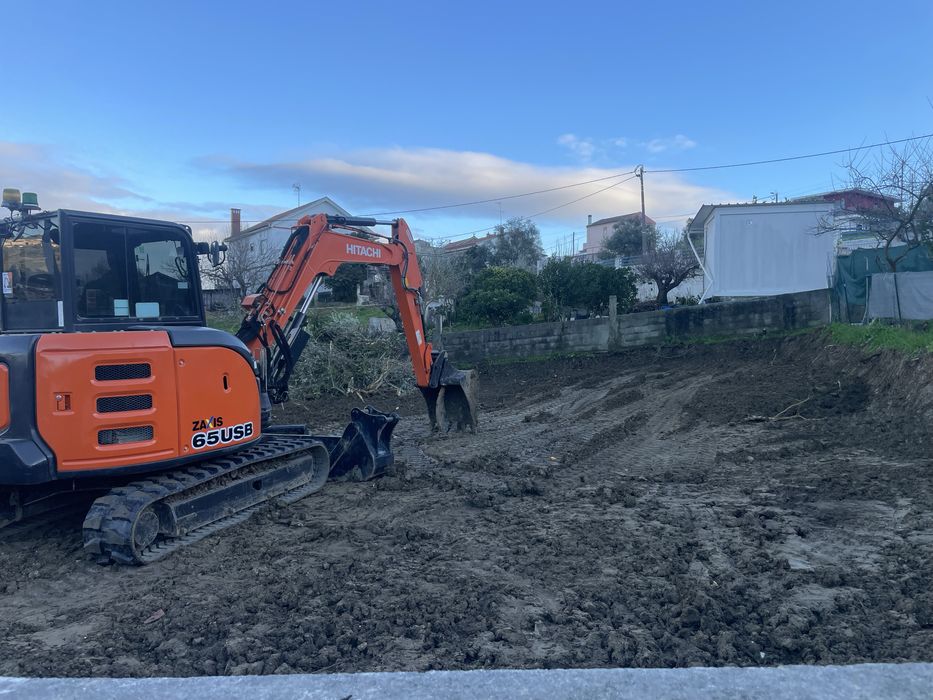 Limpeza de terrenos e terraplanagens