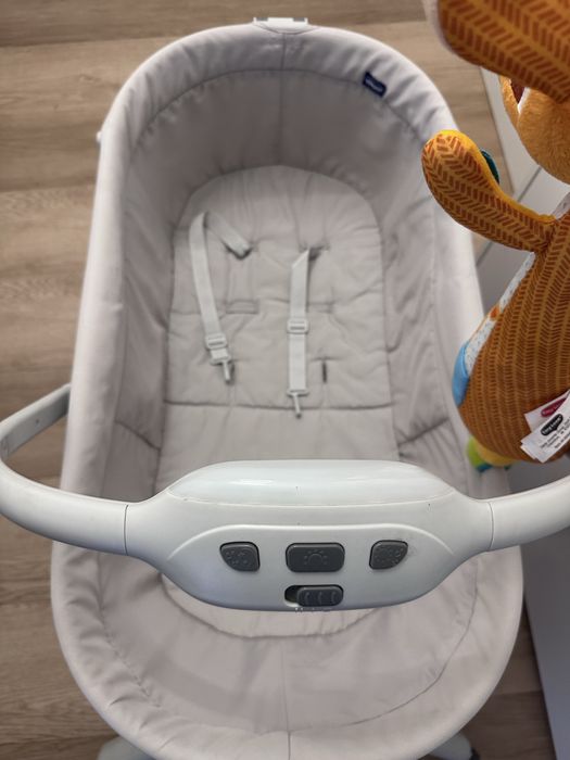 Łóżeczko Chicco Baby Hug plus materacyk i zabawki