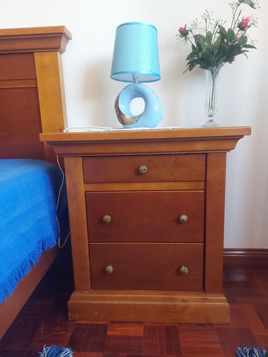 Cama de solteiro e mesa de cabeceira em cerejeira