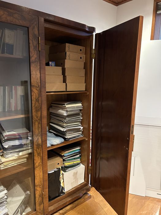 Mesa de escritório e estante