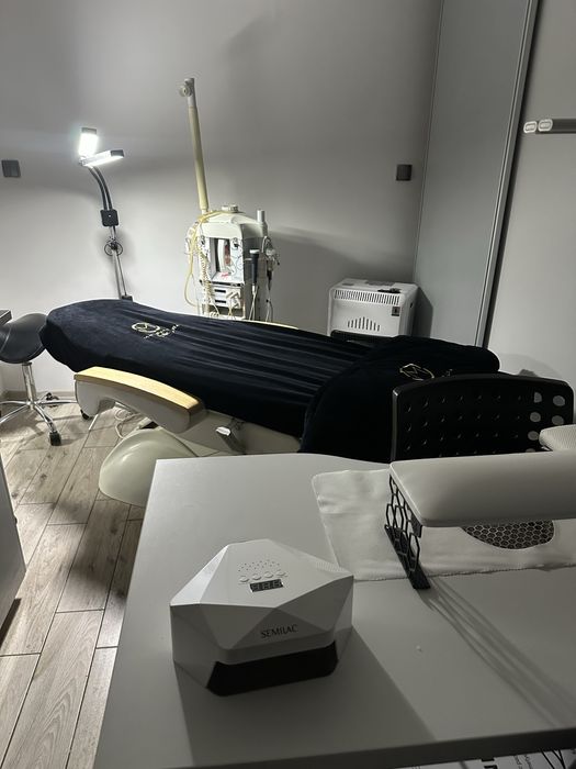 Stanowisko / pomieszczenie podnajme w SALONIE