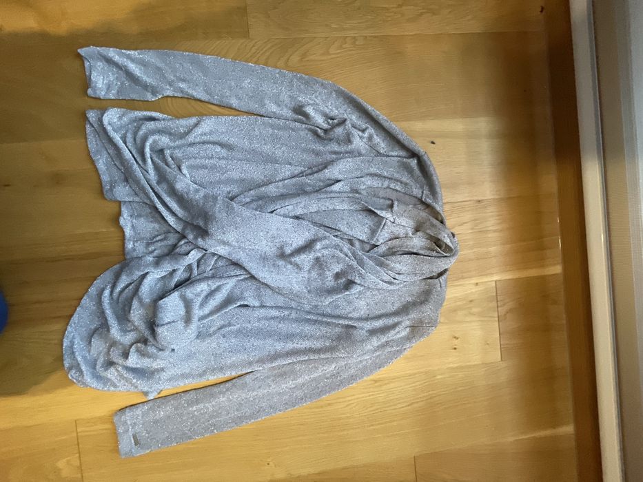 Srebrny polyskujacy sweter Mohito