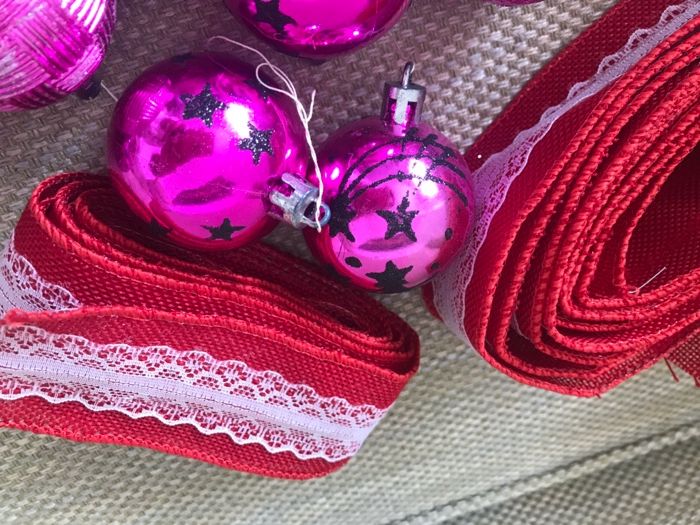 Bolas, enfeites e castiçais de Natal