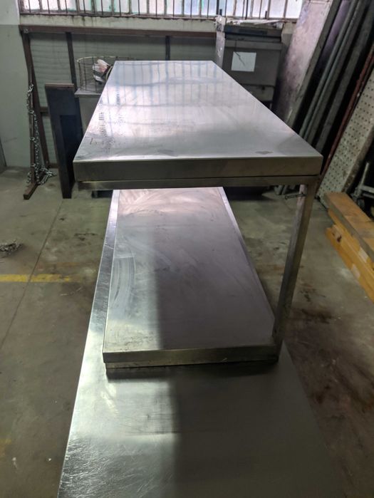 Conjunto de prateleiras robustas totalmente em aço inox. Em bom estado