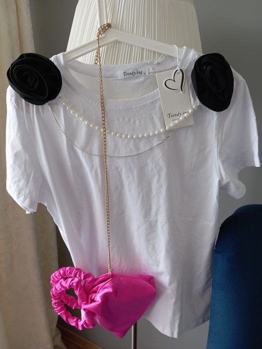 Bluzeczka biała nowa.Kwiat 3 D.Perełka.