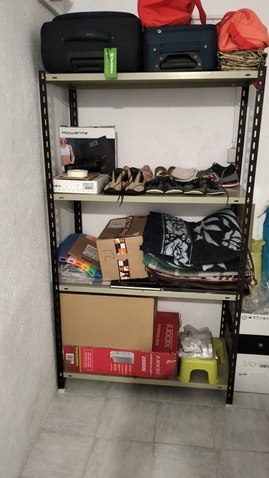 Estante em ferro 4 prateleiras, bom estado