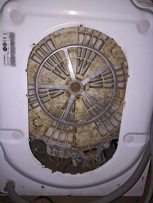Продам пральну машину Indesit на запчастини