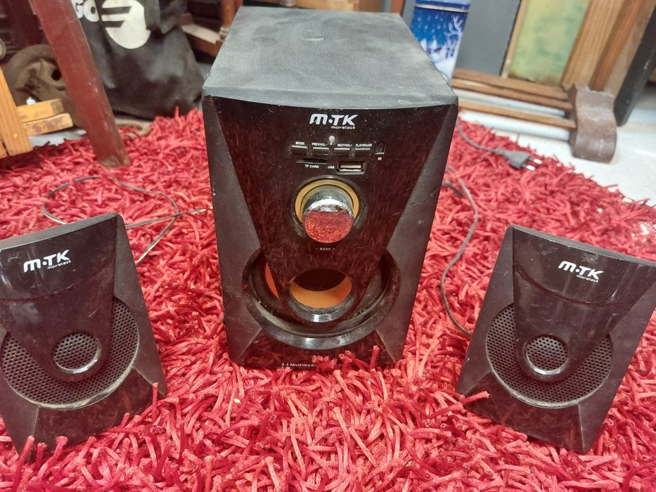 Sistema de colunas multimédia 2.1 da marca M-TK, composto por um subwoofer principal e dois altifalantes satélites. 
Inclui conectividade USB e para c