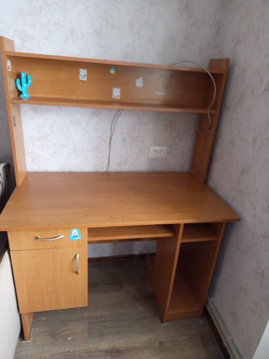 Комп'ютерний стіл