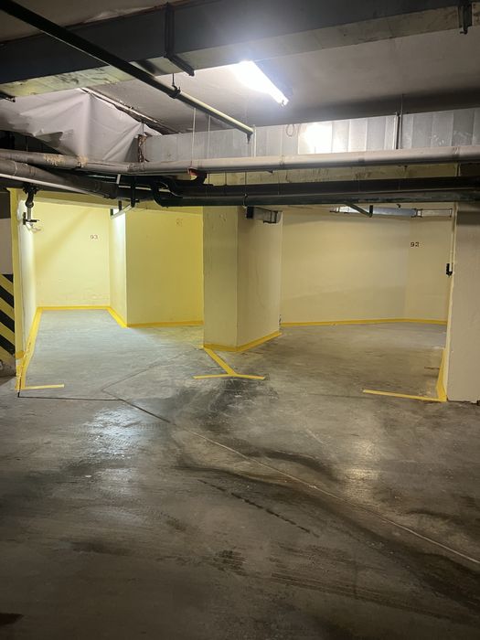 Продам паркомісце Срібнокільська,1