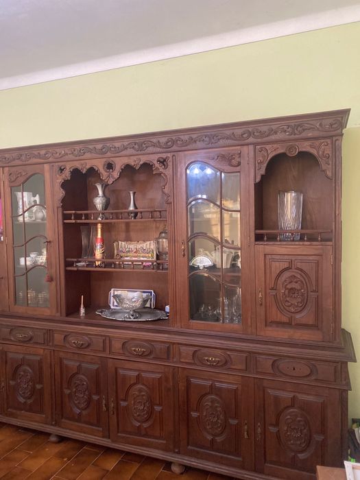 Estante com cristaleira