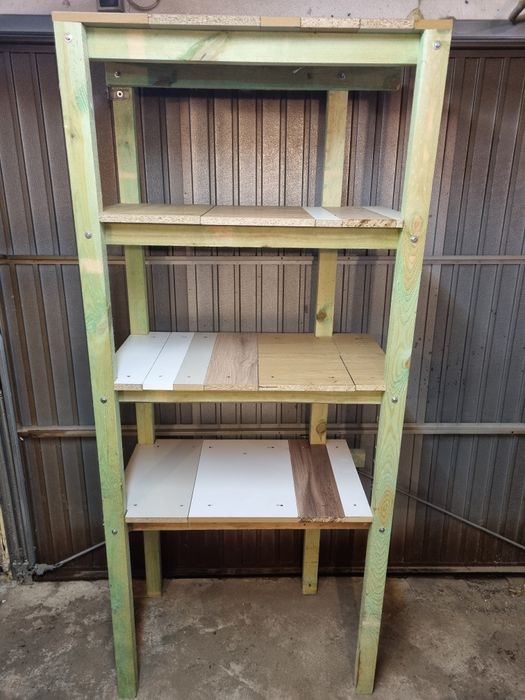 Regaly drewniane 140 ,-