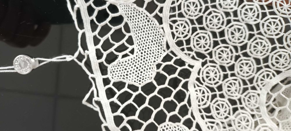 Toalha de jantar, em linho, toda bordada. Com bordados da Madeira