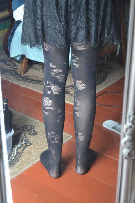 Czarne rajstopy ozdobne róże gładkie M/L dziura do naprawy