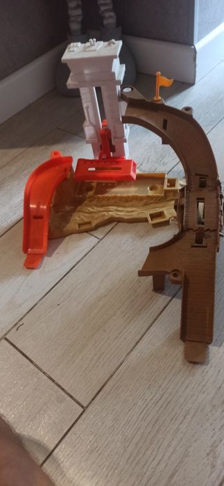 Трек Hot Wheels BGK04 , Безумный спуск из серии Томас и друзья Fish