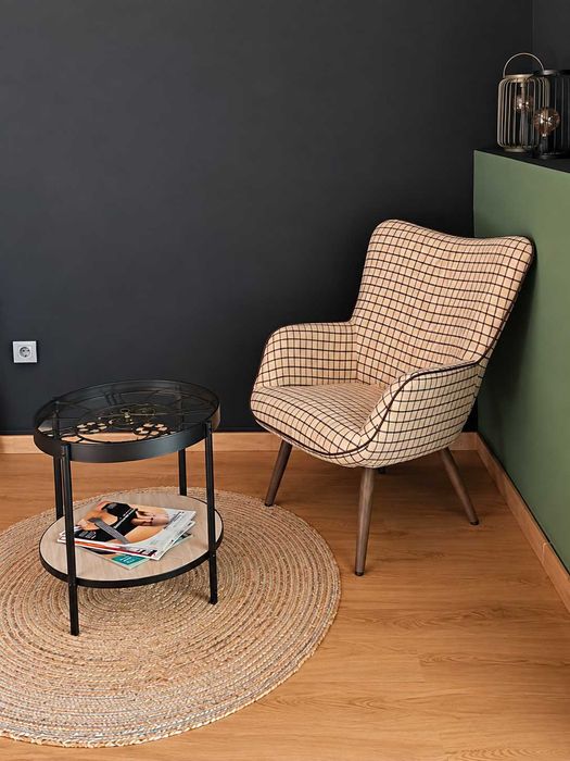 Mesa de apoio com relógio em vidro