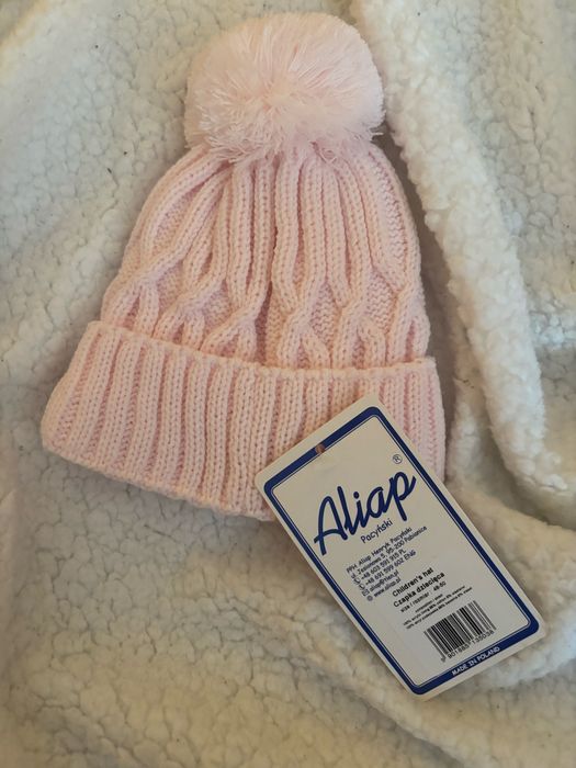 Ciepla czapeczka rozowa z pomponem
