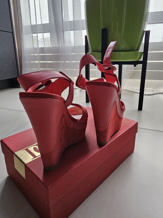 Продам шкіряні жіночі босоніжки BASCONI