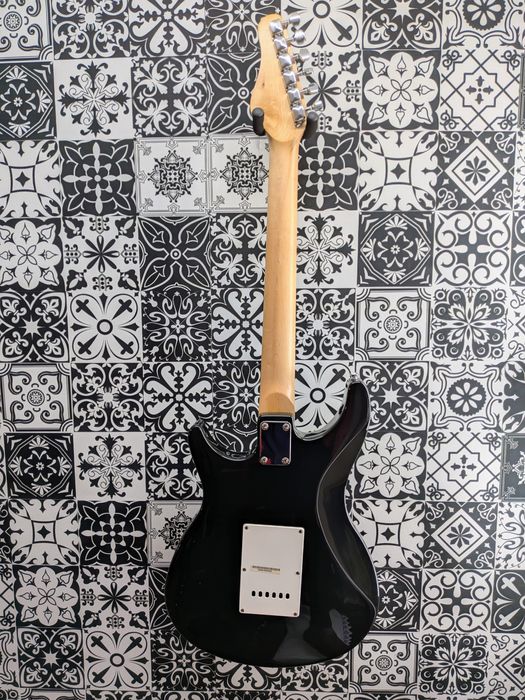 Guitarra Elétrica Behringer (Preta) - Com Setup e Ação Baixa