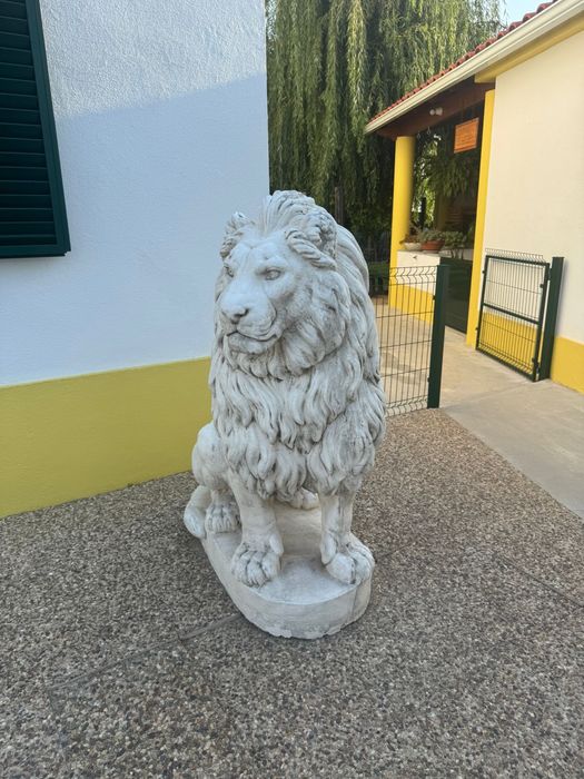 Vendo duas Estatuas de leao ALTURA 600 KILOS CADA