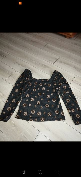 Sweterek może być na jedno ramię