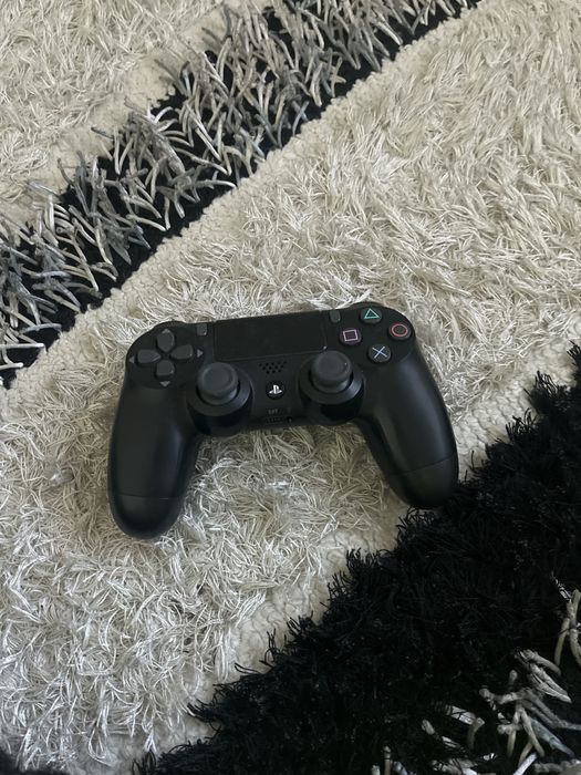 Vendendo ps4 e um jogo