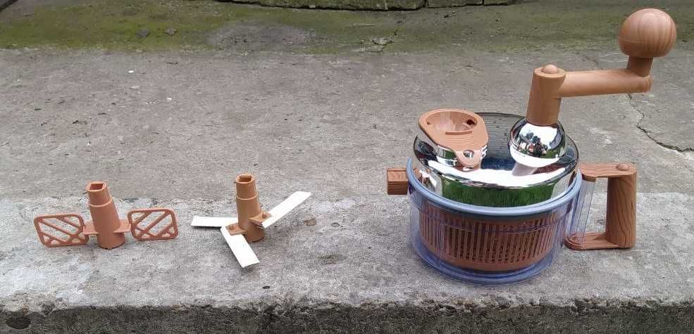 Продаются ручной кухонный комбайн, термос, столовые приборы, солянки