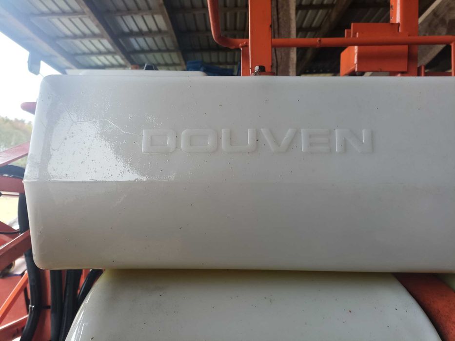 Opryskiwacz douven 18 metrow 1000 litrow z niemiec