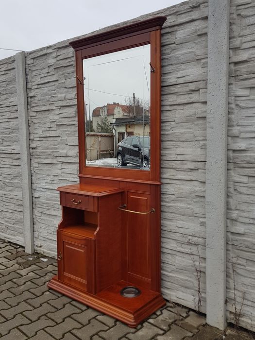 Elegancka garderoba z lustrem.