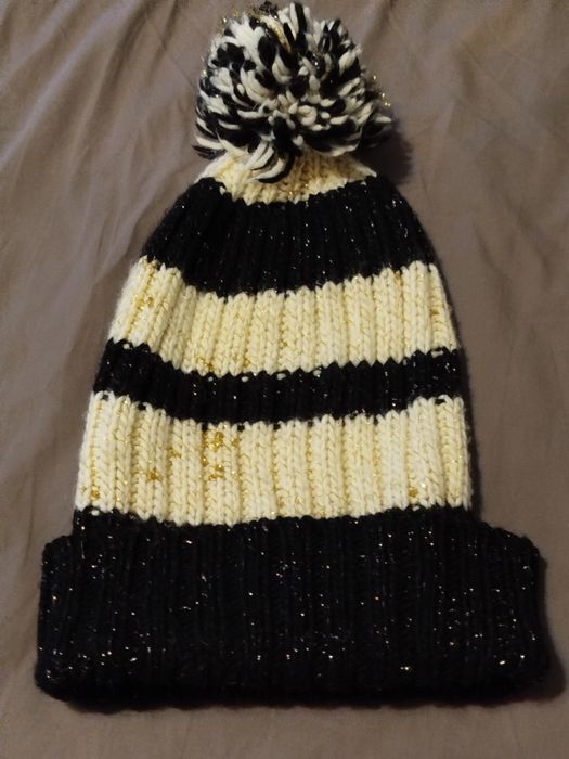 Biało czarna czapka z wełną ze złotą nitką z pomponem Essential Antwer
